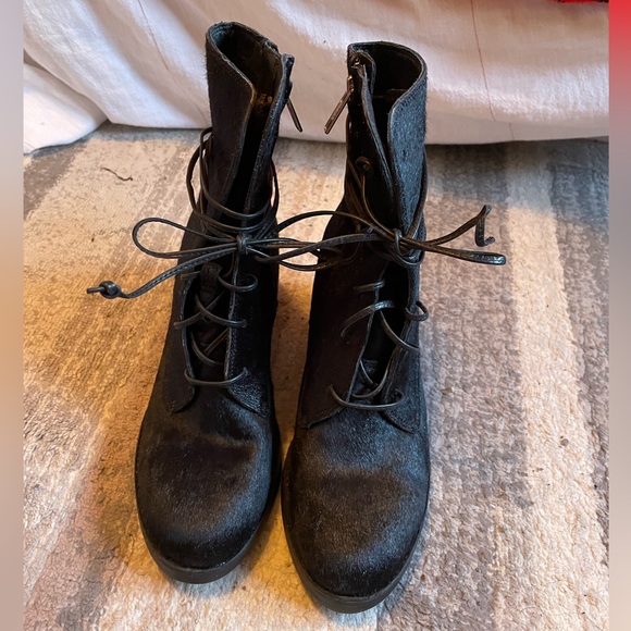 UGG Boots - Picture 4 of 9